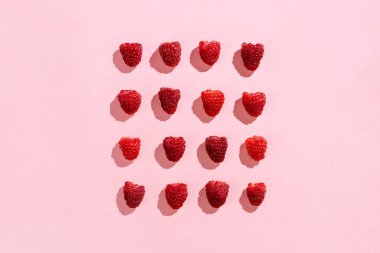 Pembe üzerine ahududu düzlüğü