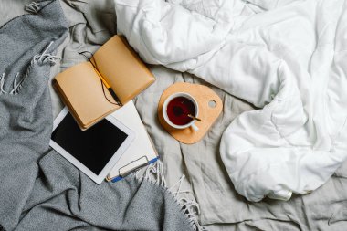 Tablet ve çay ile düz yatak, seçici odak