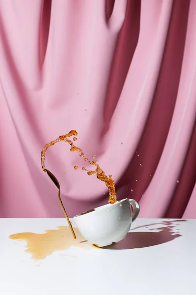 Xícara Chá Café Espirrando Mesa Branca Frente Cortinas Rosa Foco — Fotografia de Stock