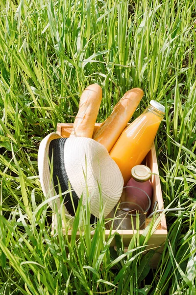 Hats Cold Beverages Wooden Box Grass Summer Picnic Concept — Stock Photo, Image