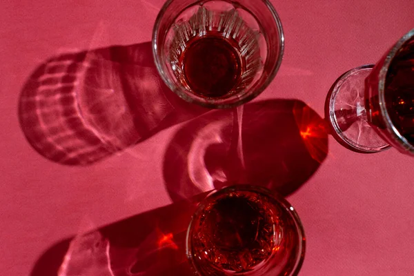 ピンクの背景に様々なワイングラスのフラットレイ 選択的フォーカス — ストック写真