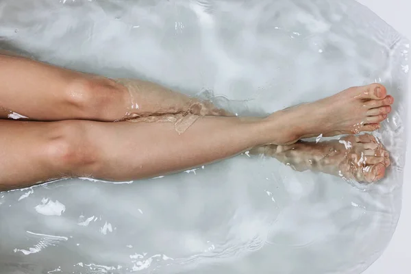 Πάνω Πλάνο Των Ποδιών Της Γυναίκας Μπανιέρα Καθαρό Νερό Bodypositive — Φωτογραφία Αρχείου