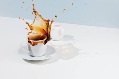 Fincanın üzerine kahve, çay tabağı ve krema serpiştirilmiş hali.