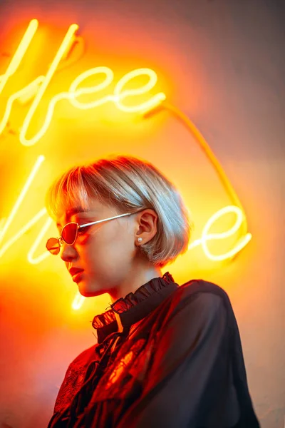 Joven Adulto Asiático Hembra Usando Gafas Sol Frente Neón Luz — Foto de Stock