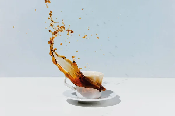 白のカップにブラックコーヒーを振りかける 選択的フォーカス — ストック写真