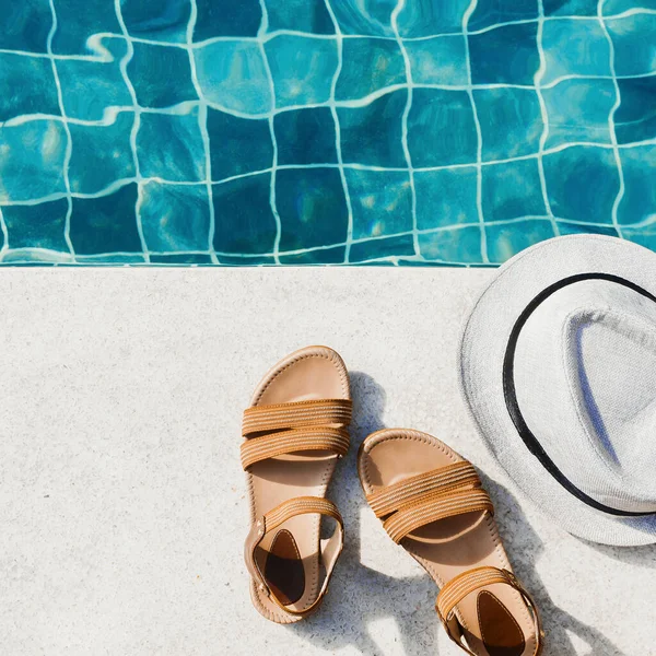 Vacation Flat Lay Woman Sandals Hat Front Pool — Stock Photo, Image