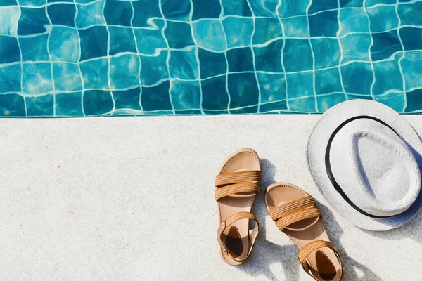 Vacation Flat Lay Woman Sandals Hat Front Pool — Stock Photo, Image