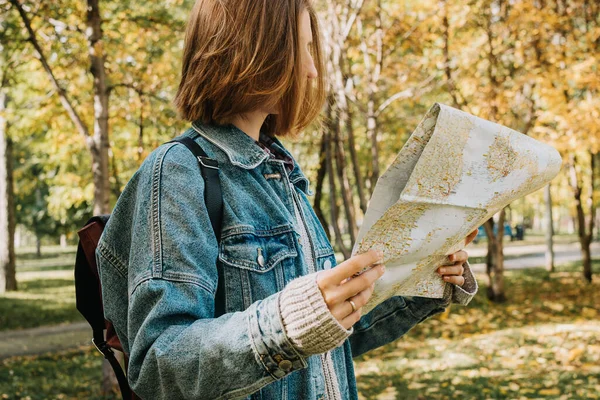 Ormandaki Genç Bir Kadının Yaşam Tarzı Portresi Elinde Harita Seçici — Stok fotoğraf
