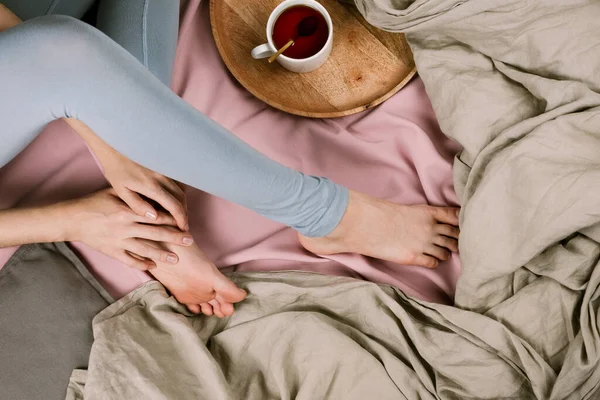 Flatlay Aconchegante Pernas Mulher Leggins Azuis Cama Com Xícara Chá — Fotografia de Stock