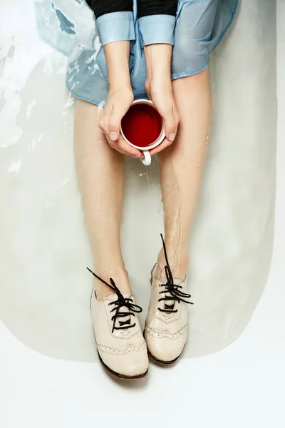 Vista Superior Das Pernas Mulher Uma Banheira Com Uma Xícara — Fotografia de Stock