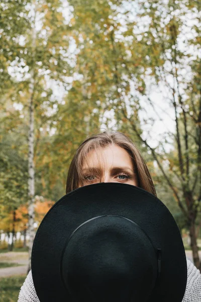 Retrato Estilo Vida Mujer Que Cubre Mitad Cara Con Sombrero — Foto de Stock