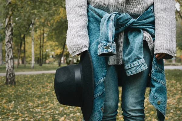 Retrato Sin Rostro Mujer Joven Suéter Chaqueta Mezclilla Con Sombrero — Foto de Stock