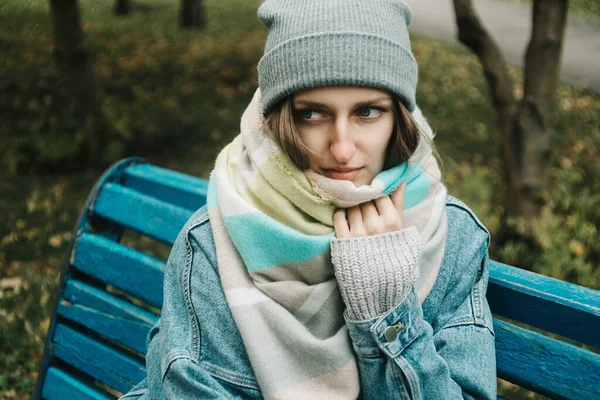 Estilo Vida Retrato Otoño Una Joven Mujer Adulta Sentada Banco — Foto de Stock