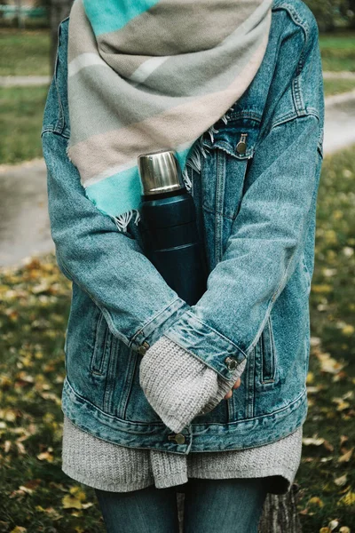 Retrato Estilo Vida Sin Rostro Una Mujer Adulta Joven Suéter — Foto de Stock