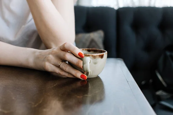 Primer Plano Mano Mujer Sosteniendo Taza Bebida Caliente Enfoque Selectivo —  Fotos de Stock