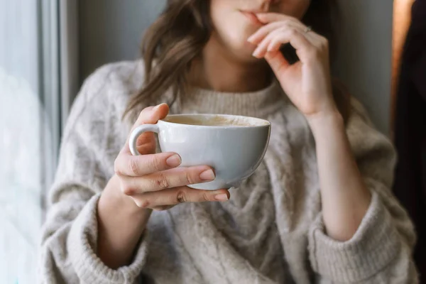 Primer Plano Taza Mano Mujer Con Café Con Leche Delante — Foto de Stock
