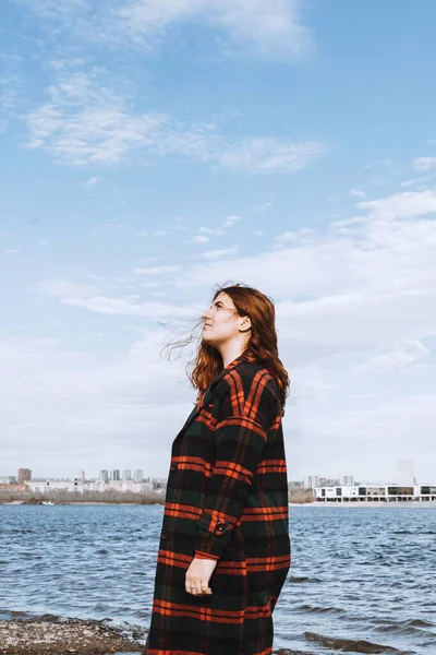 Retrato Estilo Vida Joven Mujer Pelirroja Adulta Con Abrigo Cuadros — Foto de Stock