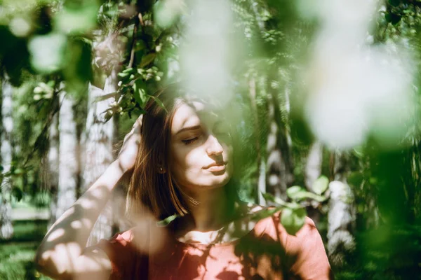 Retrato Primavera Verano Una Mujer Blanca Adulta Joven Árboles Primavera — Foto de Stock