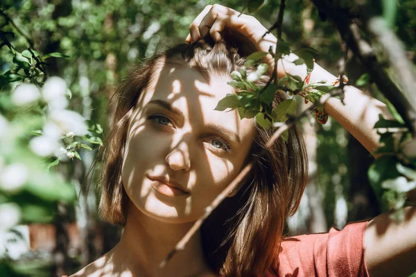 Retrato Primavera Verano Una Mujer Blanca Adulta Joven Árboles Primavera — Foto de Stock