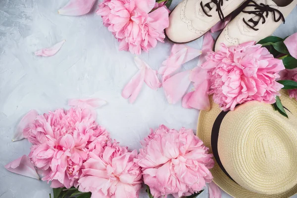 女性フラットレイアップMokupとともに帽子 ピンクの牡丹と白のブルーの靴でセメントの背景にコピースペース — ストック写真