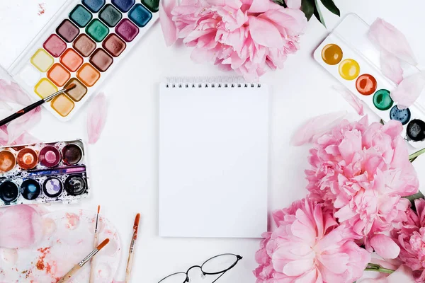 Beautiful Feminine Flatlay Mockup Notebook Stationery Supplies Watercolors Pink Peonies — Stockfoto