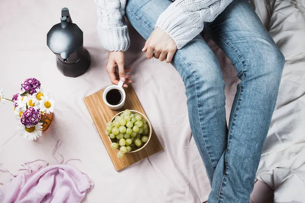 Acogedor Flatlay Mujer Jeans Suéter Suave Sentado Cama Con Taza — Foto de Stock