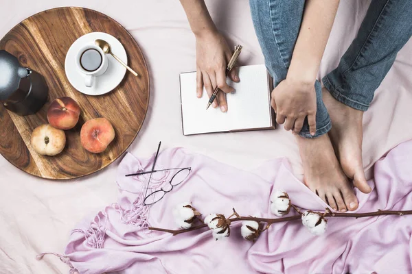 Flatlay Aconchegante Pernas Mulher Jeans Sua Cama Com Xícara Café — Fotografia de Stock