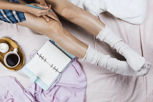 Flatlay Aconchegante Com Mulher Bronzeada Branca Meias Brancas Sentadas Sua — Fotografia de Stock