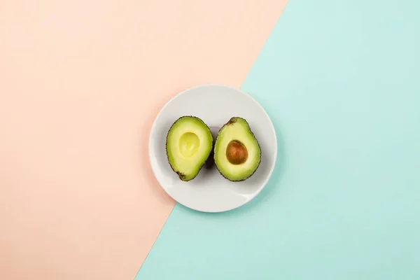 Flatlay Cut Avocado White Plate Pastel Background Healthy Diet Concept — Stock Photo, Image