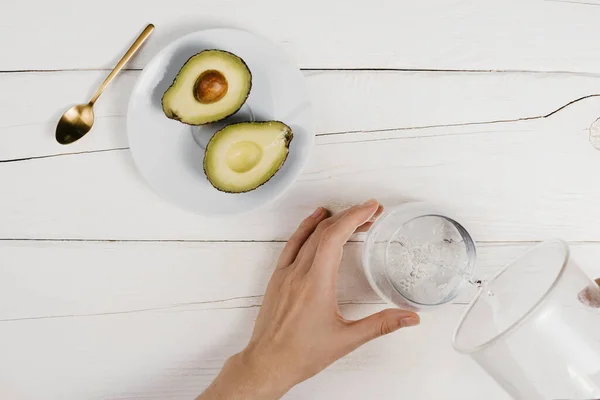 Flatlay Fresh Ripe Cut Avocado Halves Woman Hand Pouring Clean — Stock Photo, Image