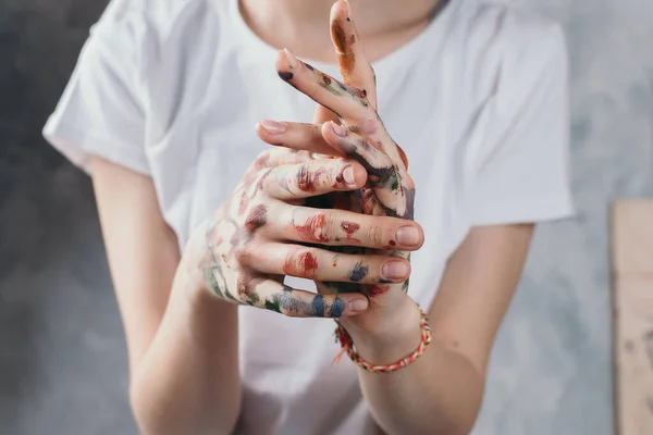 Kadınların Ellerine Boya Sanatçı Yaratıcılık Kavramı Ile Yaklaşmak — Stok fotoğraf
