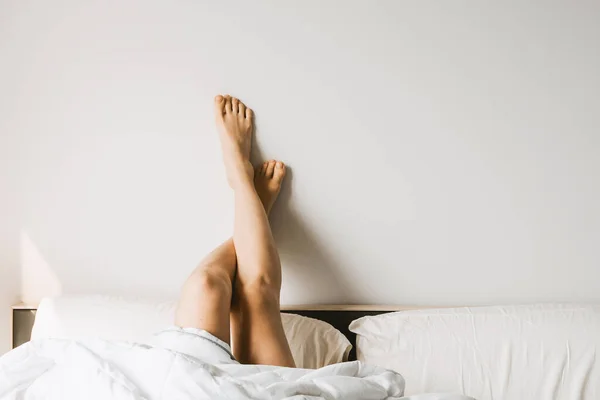 Pernas Mulher Cama Parede Branca Descansando Conceito Matutino Foco Seletivo — Fotografia de Stock