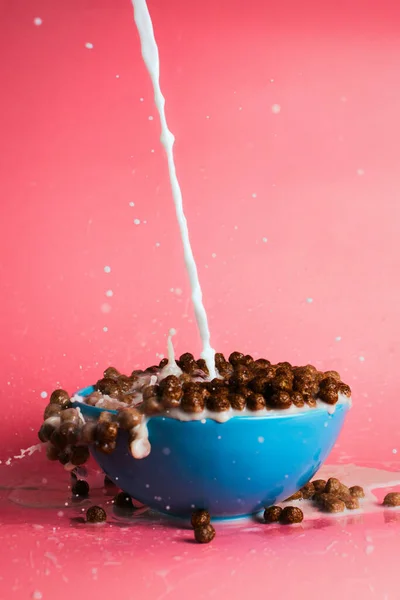 チョコレートの朝食のシリアルと植物のミルクをボウルに注ぎ 朝食と朝のコンセプト 選択的な焦点 — ストック写真