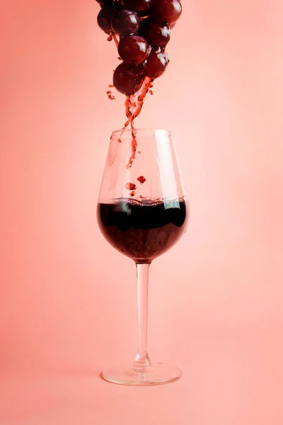 Vinho Tinto Derramando Partir Das Uvas Vermelhas Foco Seletivo — Fotografia de Stock