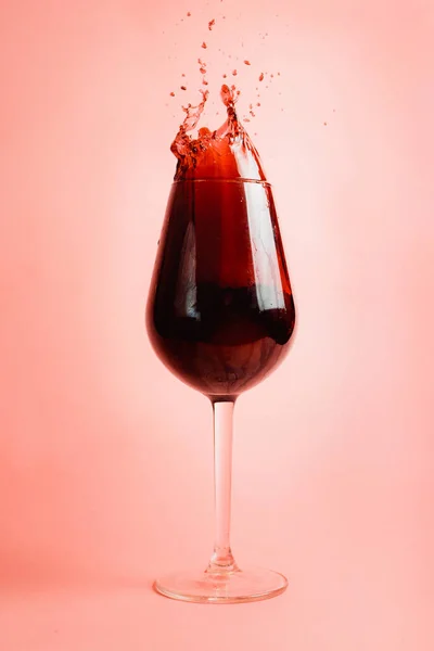 Rode Wijn Spat Een Glas Dynamisch Beeld Selectieve Focus — Stockfoto