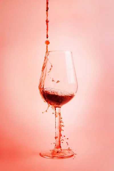 Czerwone Wino Wlewające Się Szklanki Dynamiczny Obraz Selektywna Ostrość — Zdjęcie stockowe