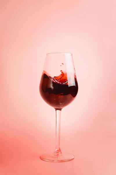 Salpicos Vinho Tinto Copo Imagem Dinâmica Foco Seletivo — Fotografia de Stock