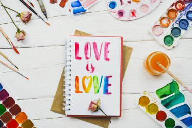 Ahşap masa, palet, suluboya ve diğer kırtasiye malzemeleriyle 