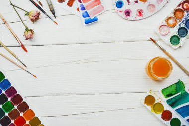 Beyaz ahşap arka planda, kopyalama alanı olan çeşitli kırtasiye ve sanat malzemelerinin düz tablosu