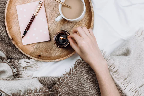 Flatlay Confortable Avec Plateau Bois Tasse Café Cacao Bougie Cahiers — Photo