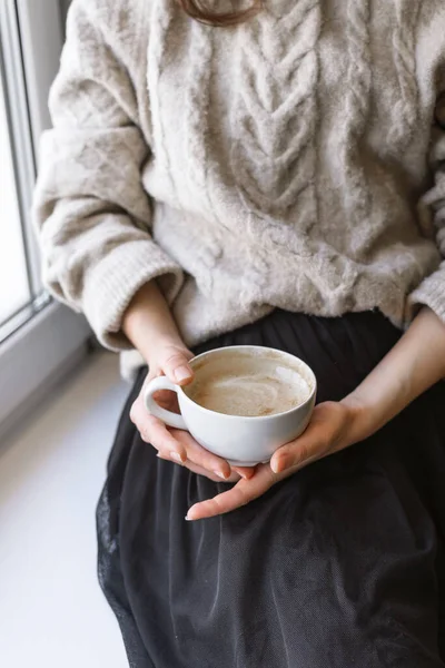 Gros Plan Main Femme Tenant Tasse Avec Latte Devant Fenêtre — Photo