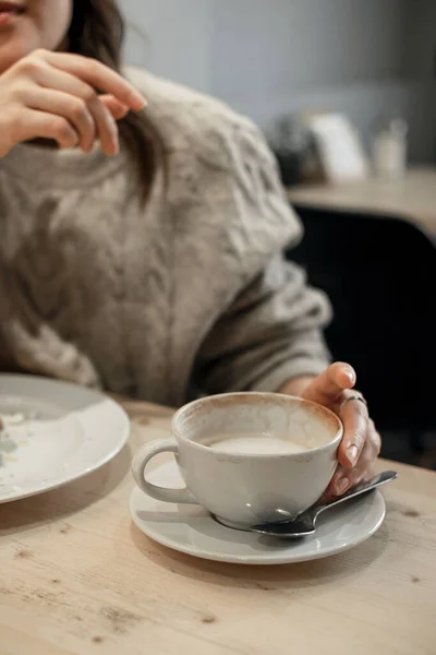 Gros Plan Main Femme Tenant Tasse Avec Latte Sur Table — Photo