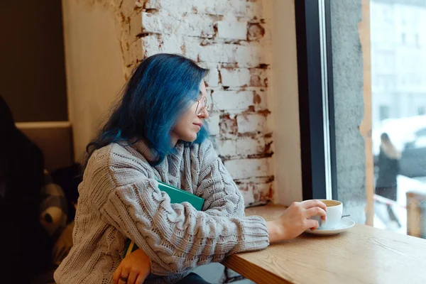 Молодая Взрослая Женщина Окрашенными Голубыми Волосами Пьющая Кофе Кофейной Кофейне — стоковое фото