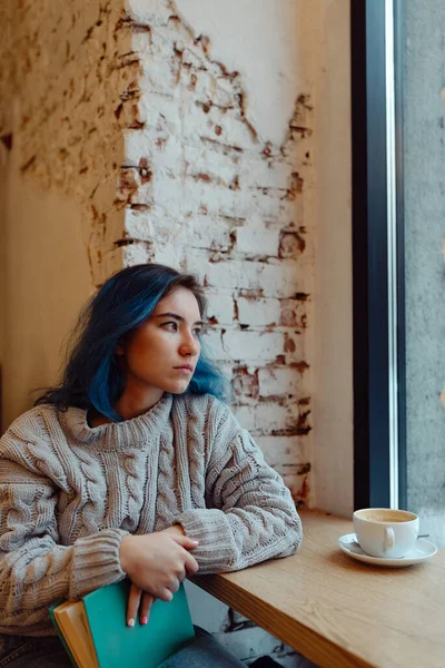 Joven Hembra Adulta Con Cabello Teñido Azul Sosteniendo Café Coffeeshop — Foto de Stock