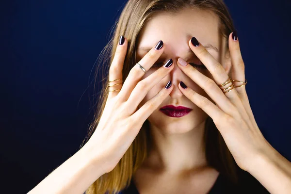 Retrato Una Joven Mujer Blanca Adulta Usando Lápiz Labial Ciruela — Foto de Stock