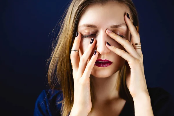 Retrato Una Joven Mujer Blanca Adulta Usando Lápiz Labial Ciruela — Foto de Stock