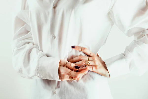 Szoros Fehér Kezét Különböző Gyűrűk Körül Várakozik Fehér Ing Fehér — Stock Fotó