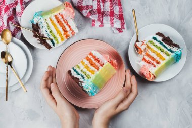 Gri arka planda düz gökkuşağı vejetaryen kek parçaları