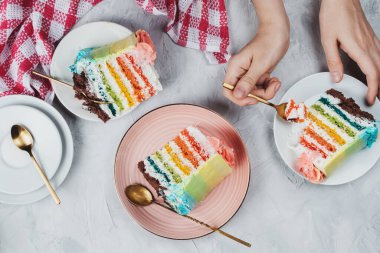 Gri arka planda düz gökkuşağı vejetaryen kek parçaları