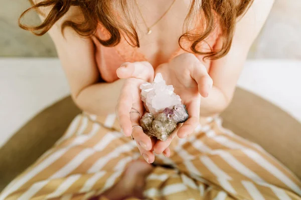 Primer Plano Las Manos Mujer Sosteniendo Piedras Cristal Sus Manos — Foto de Stock